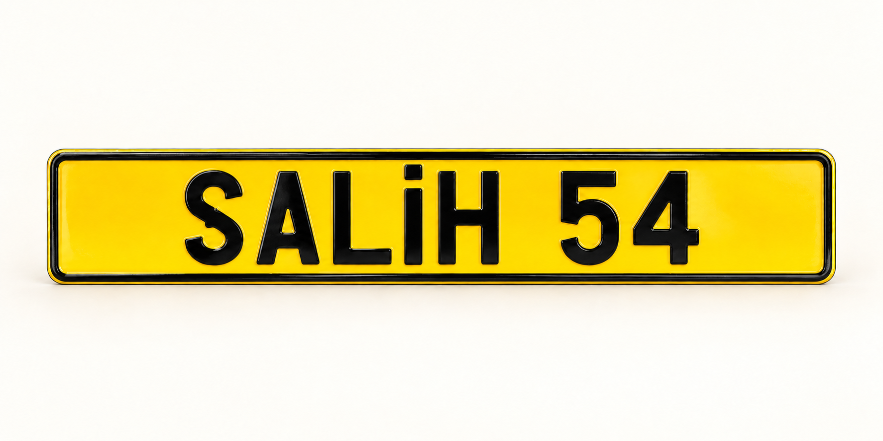 SALİH 54 Yazılı Sarı Dekor Plaka – stüdyo ürün görseli